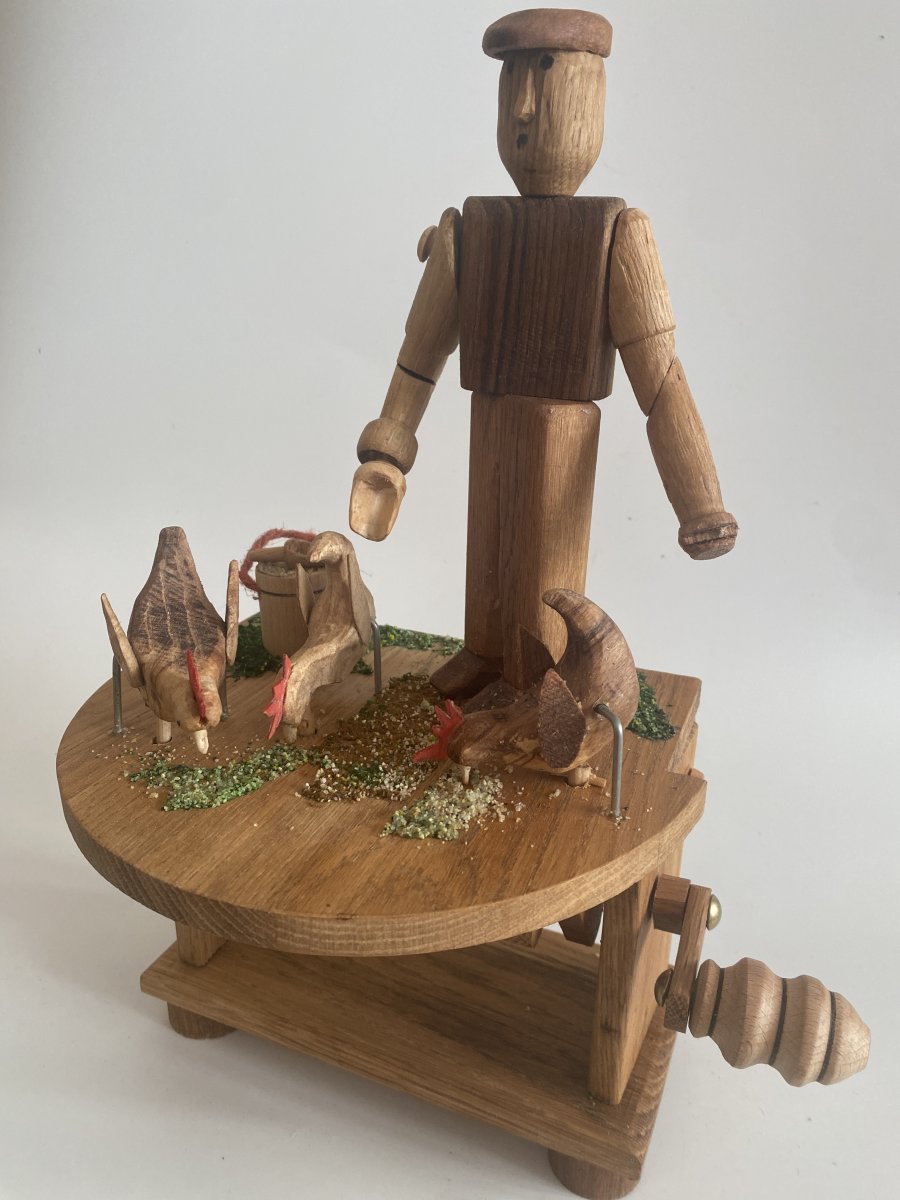 Full view of the chicken feed from the right, FULL VIEW OF THE CHICKEN FEED FROM THE RIGHT